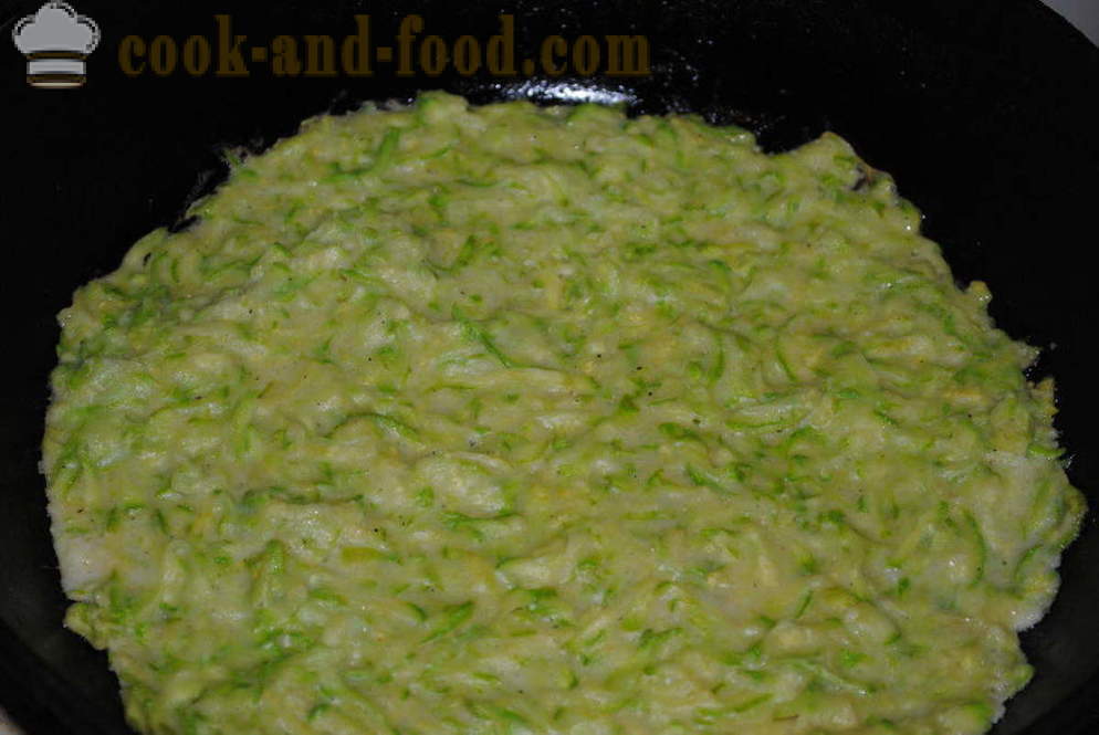 Torta di verdure di zucchine ripiene con la carota, zucca come cucinare una torta, passo dopo passo ricetta foto