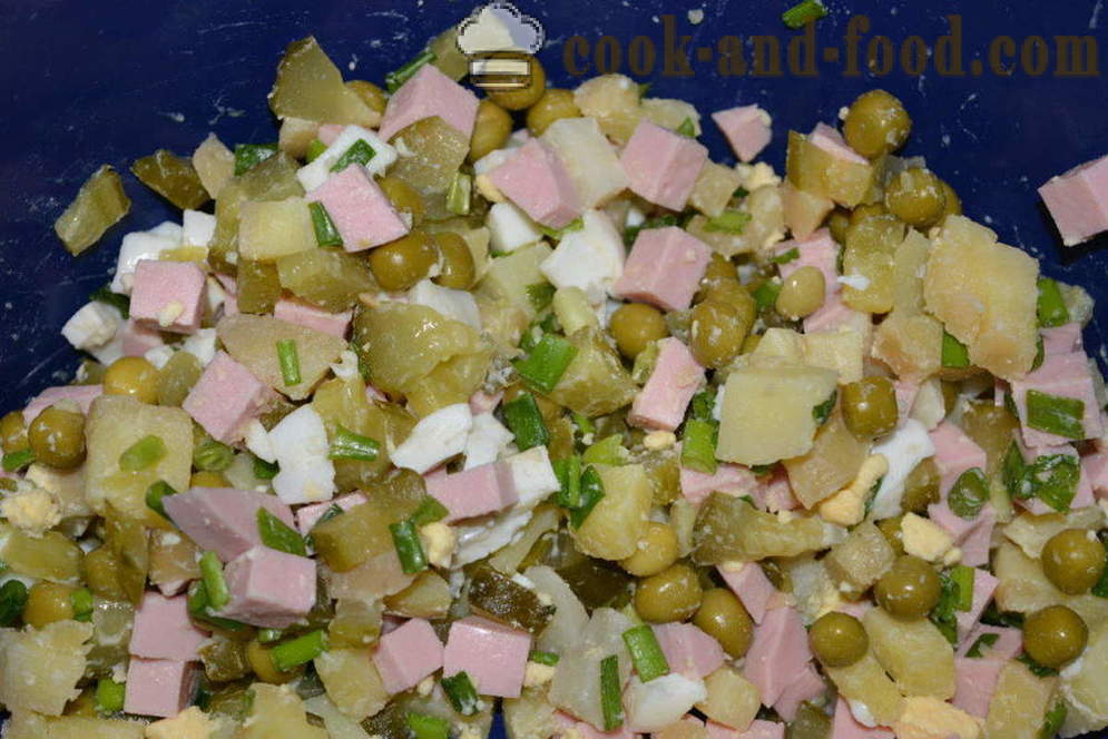 Insalata con salsiccia e cetriolo - come fare un insalata con salsiccia, un passo per passo ricetta foto