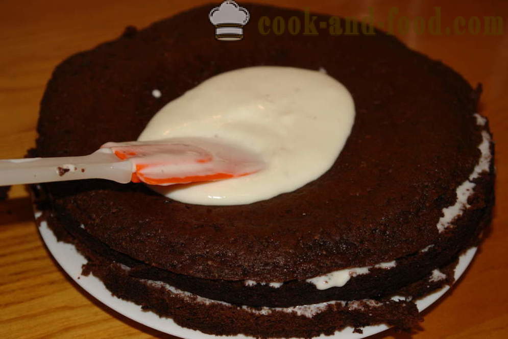 Una deliziosa torta di spagna al cioccolato con panna acida - come fare una torta al cioccolato, un passo per passo ricetta foto