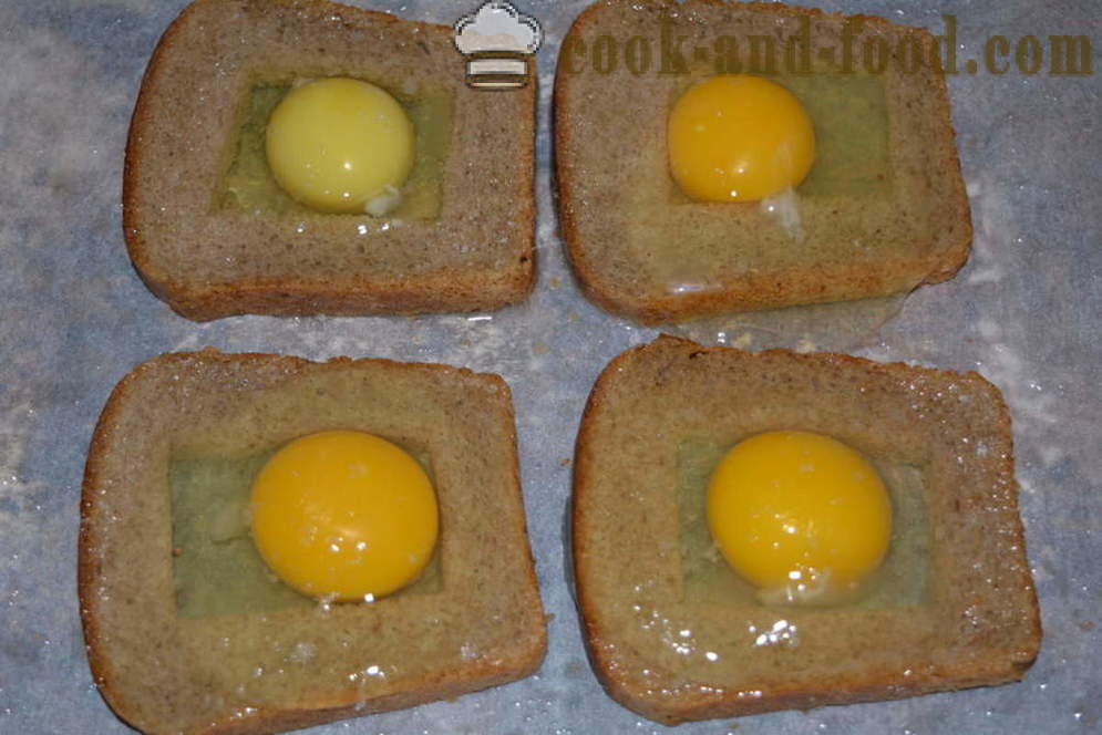 Brindisi pane nero con l'uovo - come cucinare il brindisi di pane nero nel forno, con un passo per passo ricetta foto