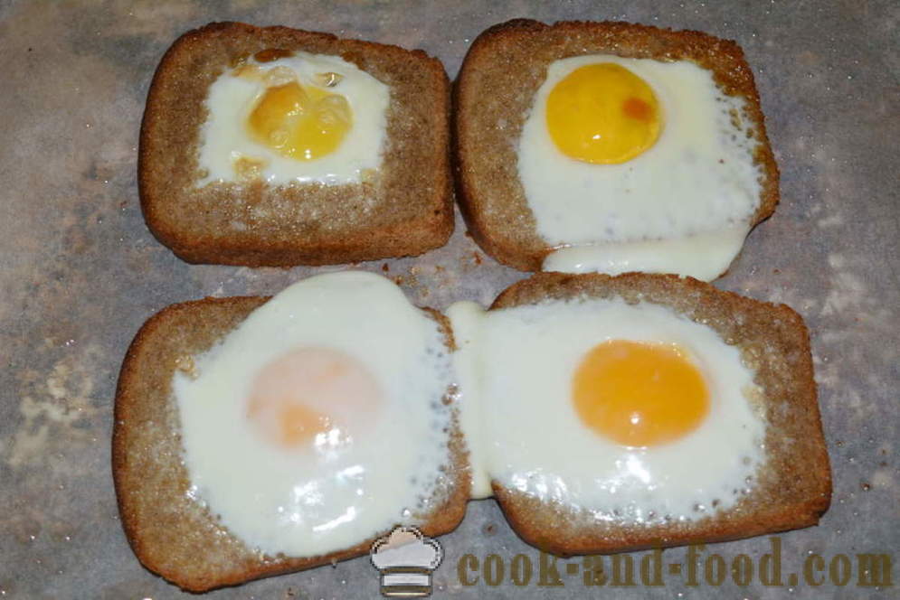 Brindisi pane nero con l'uovo - come cucinare il brindisi di pane nero nel forno, con un passo per passo ricetta foto