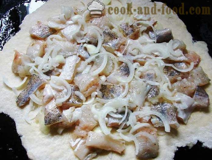 Torta di pesce coperto con pesce persico - come cucinare una torta a base di pesce al forno, con un passo per passo ricetta foto