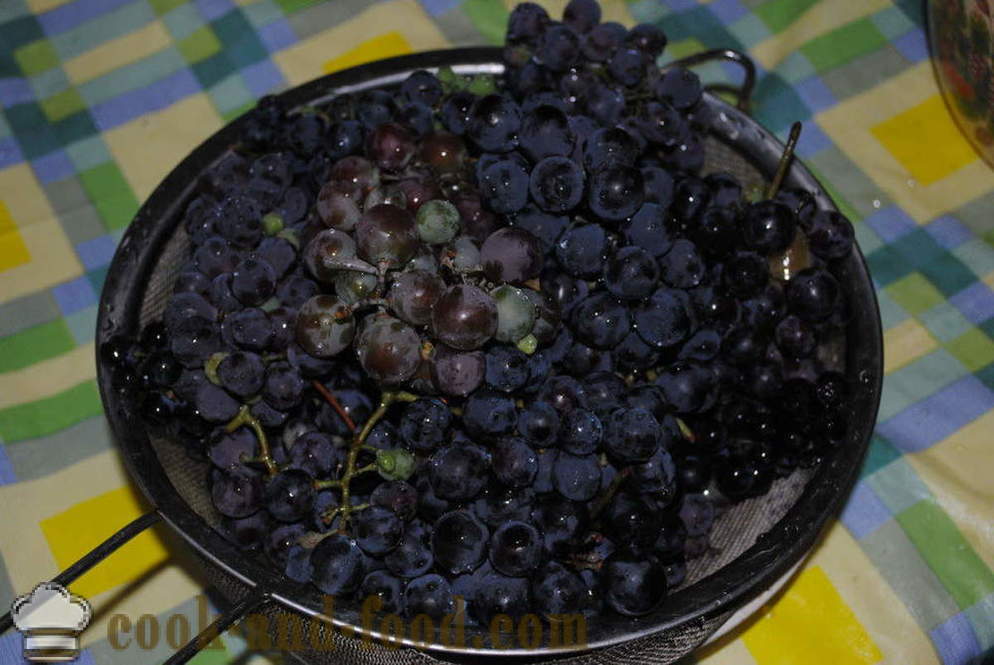 Dolce della casa di noci e succo d'uva, il più velocemente per preparare dolci fatti in casa Churchkhela, una ricetta semplice con una foto