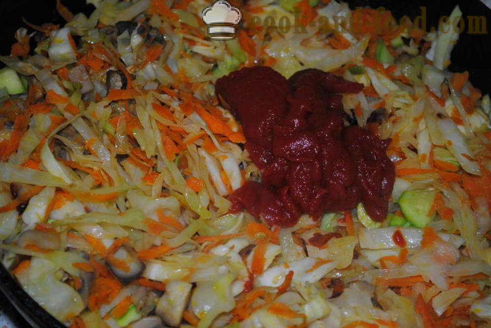 Cavolo brasato con funghi e concentrato di pomodoro in una padella - Come cucinare un delizioso stufato di cavolo, un passo per passo ricetta foto