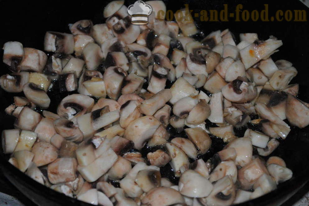 Cavolo brasato con funghi e concentrato di pomodoro in una padella - Come cucinare un delizioso stufato di cavolo, un passo per passo ricetta foto
