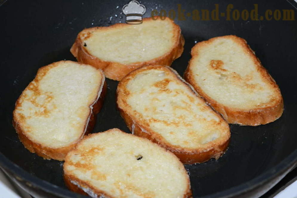 Pagnotta dolce di pane tostato con l'uovo e il latte in una padella - come fare una pagnotta di pane tostato in una padella, un passo per passo ricetta foto