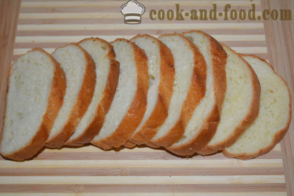 Pagnotta dolce di pane tostato con l'uovo e il latte in una padella - come fare una pagnotta di pane tostato in una padella, un passo per passo ricetta foto