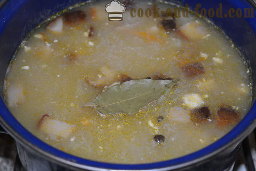 Zuppa di funghi freschi bianchi con crema di formaggio - Come cucinare zuppa di funghi con funghi freschi e formaggio, con un passo per passo le foto delle ricette