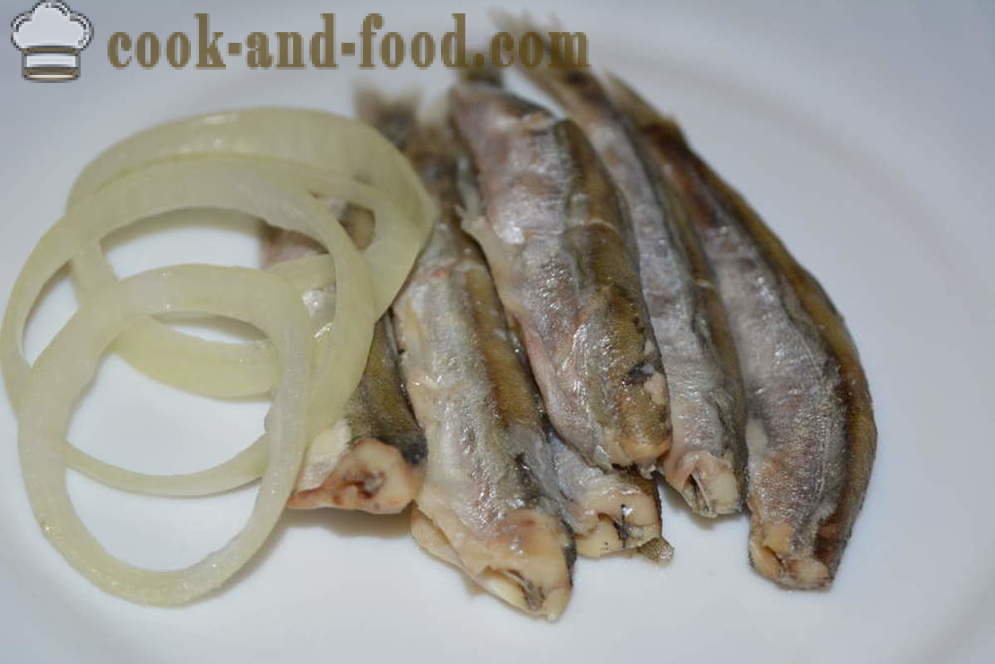 Stufato di capelin con cipolle in una padella - entrambi molto gustoso capelin cuoco in una padella, un passo per passo ricetta foto