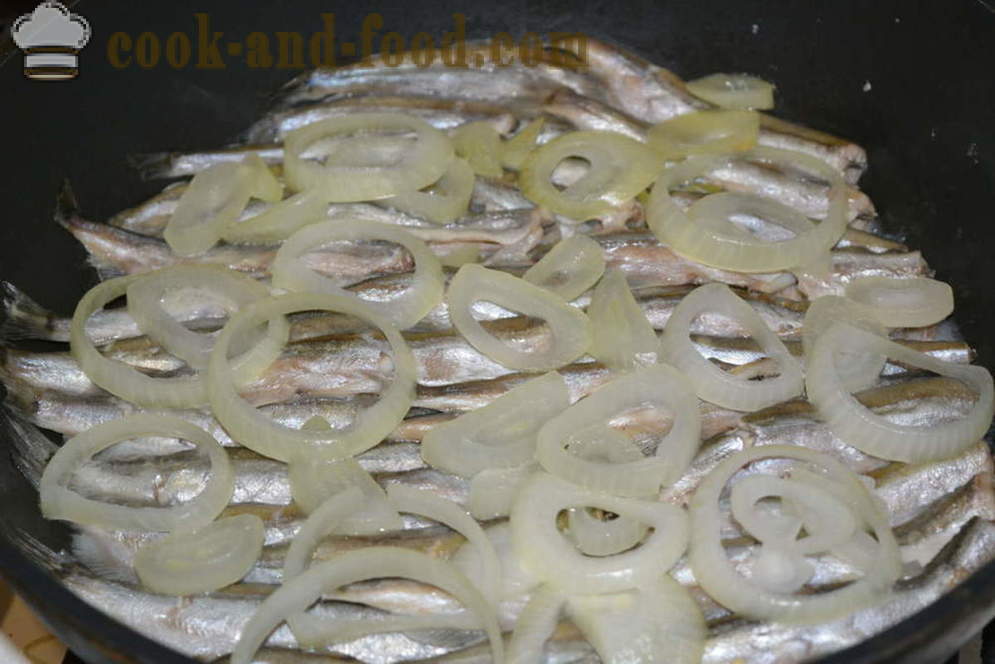 Stufato di capelin con cipolle in una padella - entrambi molto gustoso capelin cuoco in una padella, un passo per passo ricetta foto