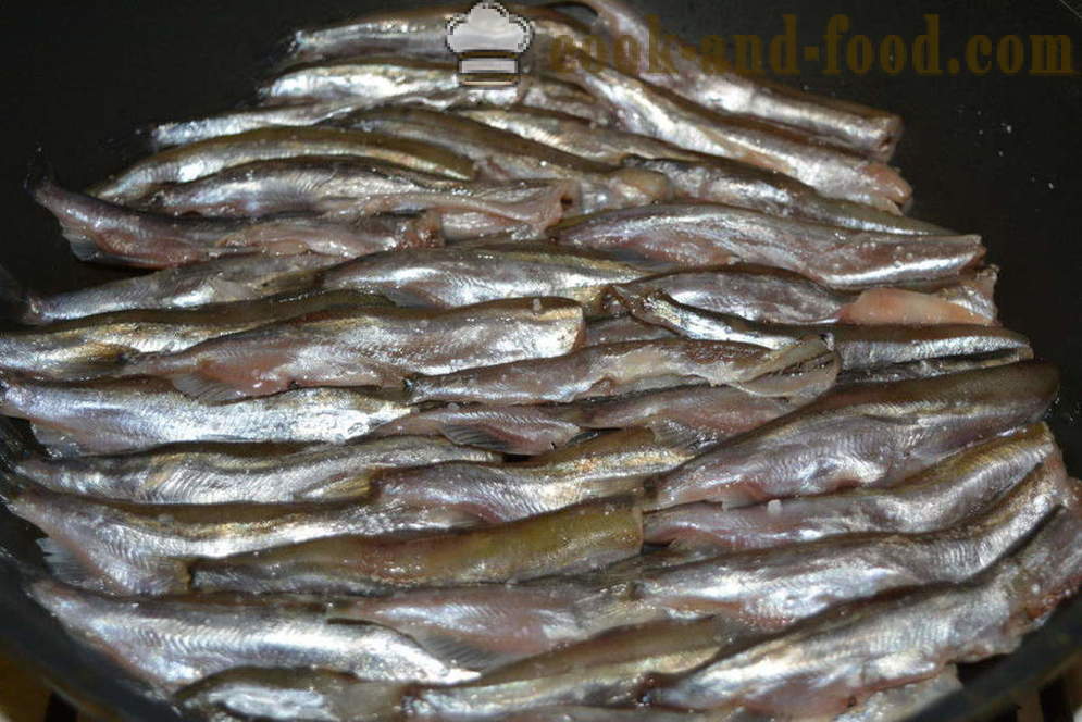 Stufato di capelin con cipolle in una padella - entrambi molto gustoso capelin cuoco in una padella, un passo per passo ricetta foto