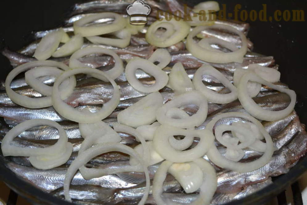 Stufato di capelin con cipolle in una padella - entrambi molto gustoso capelin cuoco in una padella, un passo per passo ricetta foto