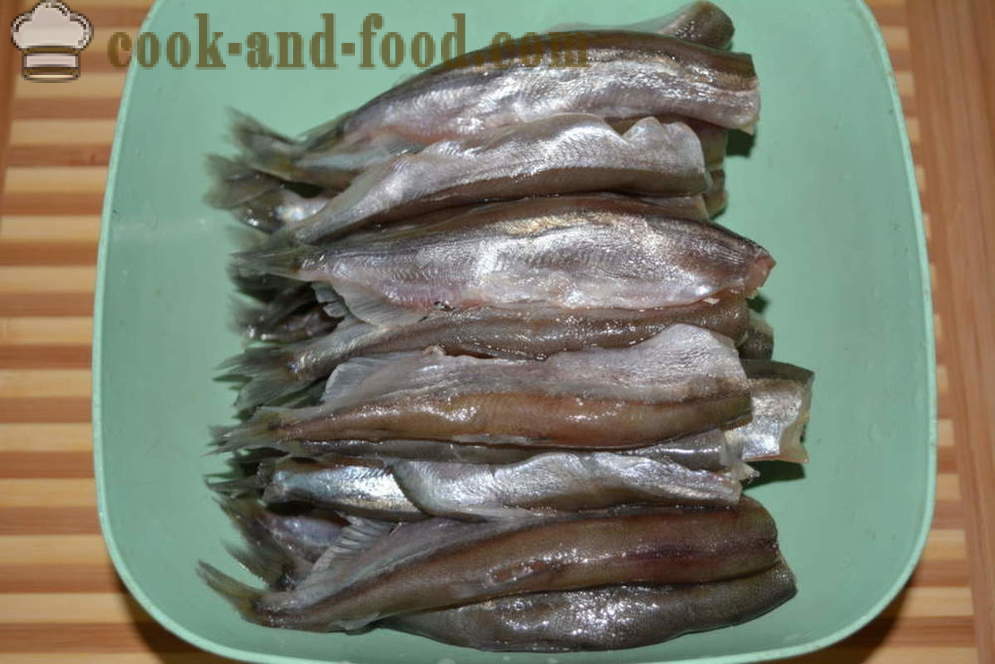 Stufato di capelin con cipolle in una padella - entrambi molto gustoso capelin cuoco in una padella, un passo per passo ricetta foto