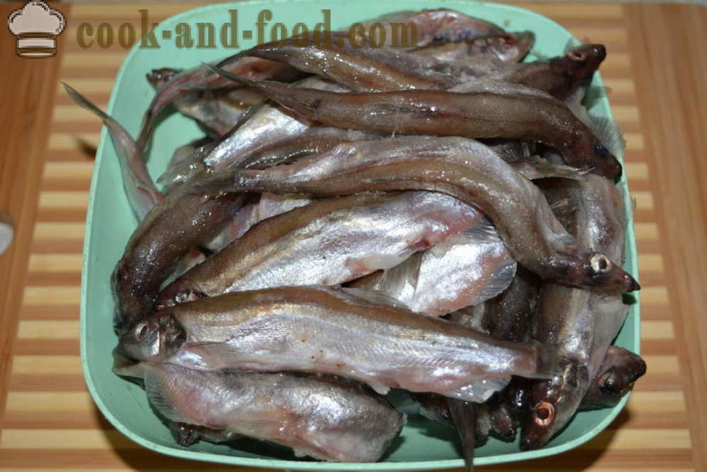 Stufato di capelin con cipolle in una padella - entrambi molto gustoso capelin cuoco in una padella, un passo per passo ricetta foto