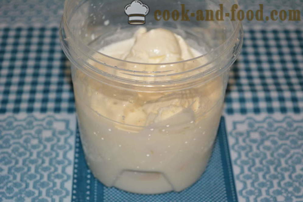 Latte cocktail con gelato e banane in un frullatore - come fare un frullato a casa, passo dopo passo ricetta foto