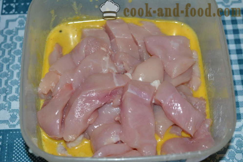 Delizioso petto di pollo fritto in padella - come cucinare un petto di pollo succosa in una padella, un passo per passo ricetta foto