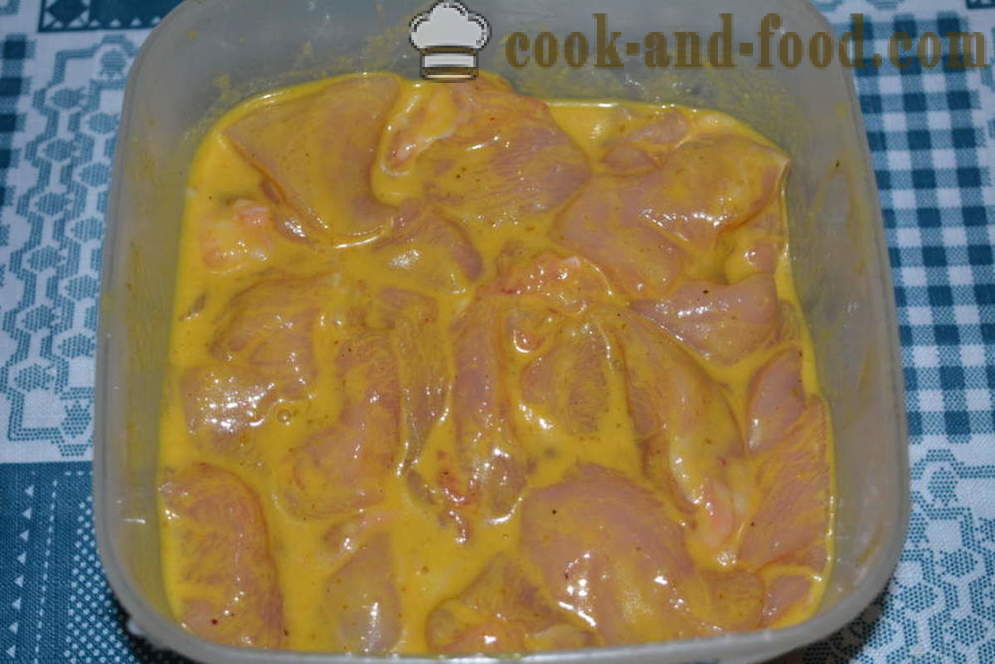 Delizioso petto di pollo fritto in padella - come cucinare un petto di pollo succosa in una padella, un passo per passo ricetta foto
