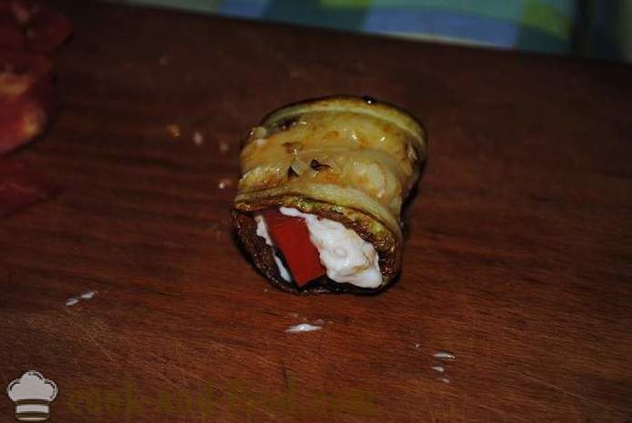 Rotoli di zucchine con formaggio, aglio e maionese - Come fare rotoli di zucchine, un passo per passo ricetta foto