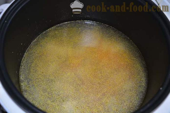 Zuppa di pollo saporita con le tagliatelle in multivarka - senza patate