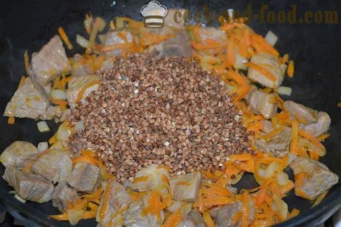 Grano saraceno Delizioso con la carne in una padella - come cucinare polenta di grano saraceno con carne, un passo per passo ricetta foto