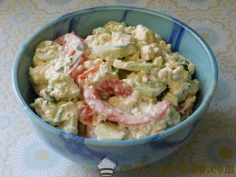 Insalata contadina con formaggio, cetrioli e pomodori per il pranzo o la cena - come preparare insalata di verdure con formaggio, ricetta con foto