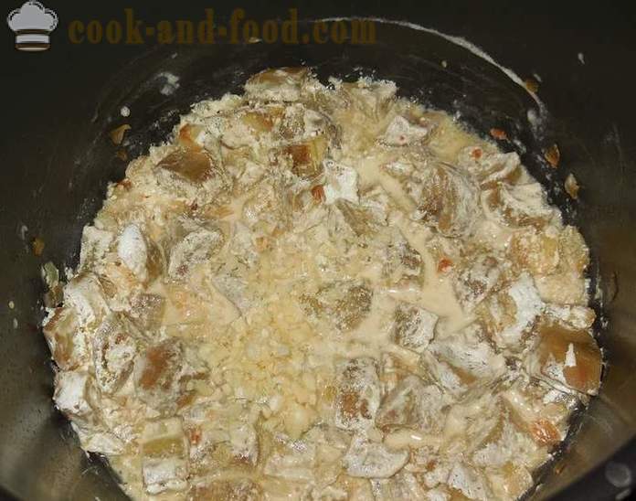 Melanzane in umido in panna acida con l'aglio come funghi - come cucinare le melanzane in umido con panna acida, un passo per passo ricetta foto