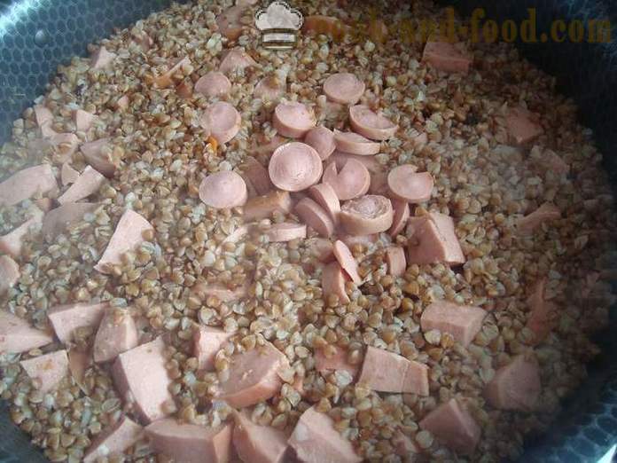Grano saraceno deliziosa con salsicce in una padella - Come fare grano saraceno in una padella, un passo per passo ricetta foto