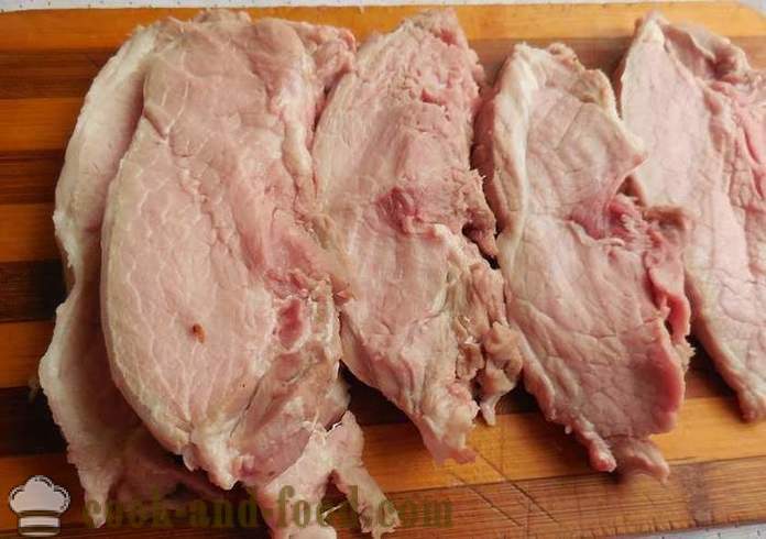 Braciole di maiale fatte in casa con cipolle in una padella - Preparazione deliziose bistecche, un passo per passo ricetta foto