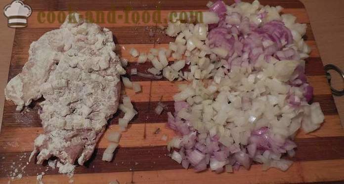 Braciole di maiale fatte in casa con cipolle in una padella - Preparazione deliziose bistecche, un passo per passo ricetta foto