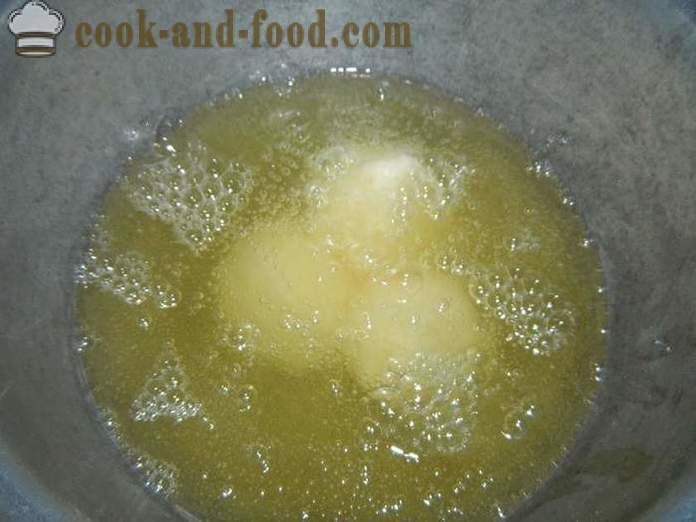 Ciambelle cagliata fritte in olio in una padella - come cucinare ciambelle di formaggio in fretta, passo dopo passo ricetta foto