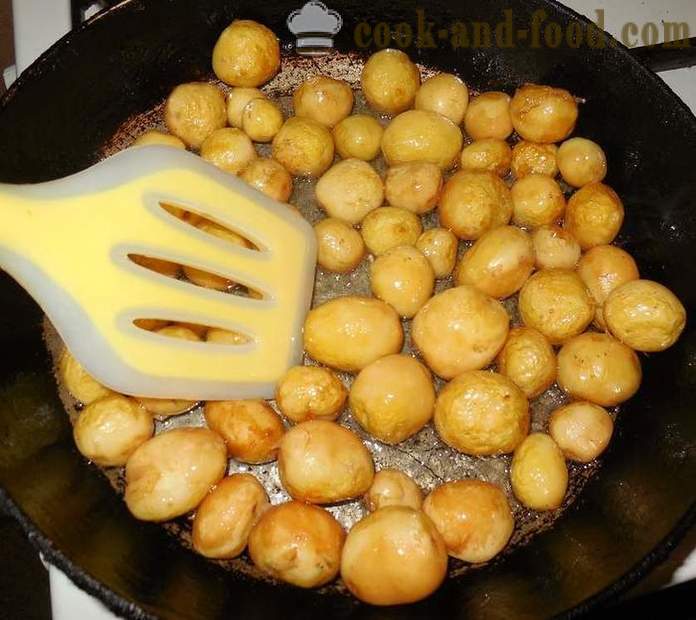 Piccole patate novelle arrosto intero in una padella con aglio e aneto - come pulire e cucinare un piccolo patate, ricetta con foto