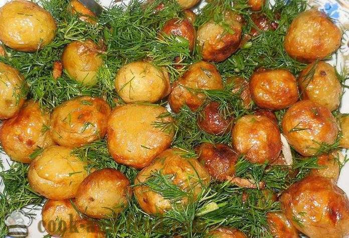 Piccole patate novelle arrosto intero in una padella con aglio e aneto - come pulire e cucinare un piccolo patate, ricetta con foto