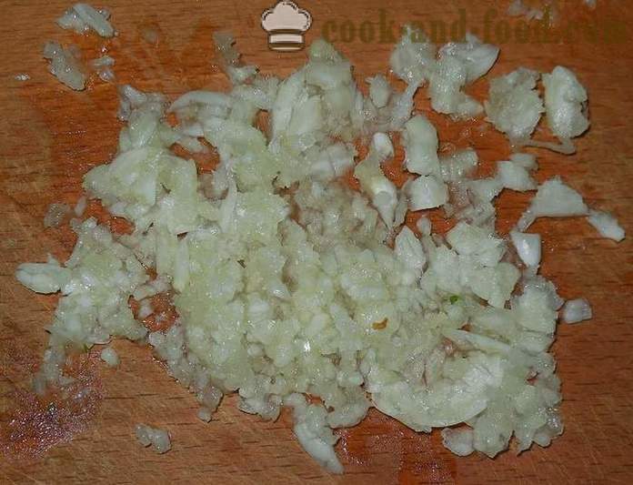 Pomodori rapidi salata con aglio ed erbe aromatiche in una padella - ricetta per il pomodoro in salamoia, con foto