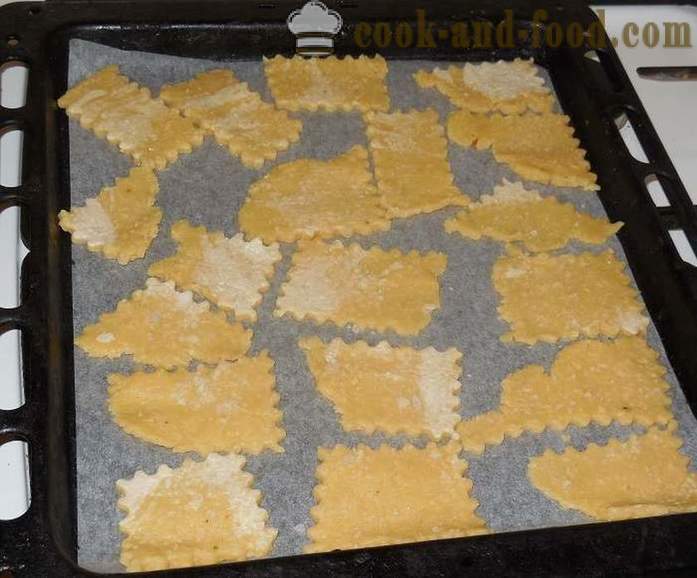 Cracker salati con formaggio in forno - come fare biscotti al formaggio, ricetta con foto