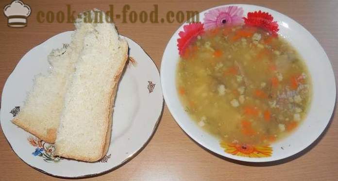 Deliziosa zuppa di piselli con carne affumicata e carne
