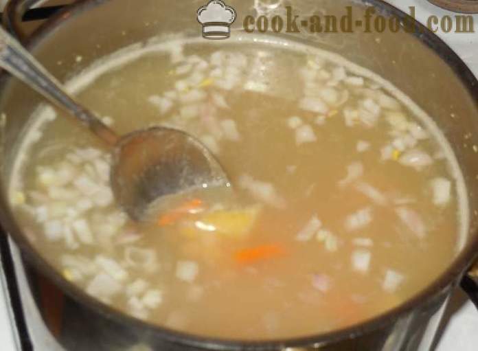 Deliziosa zuppa di piselli con carne affumicata e carne