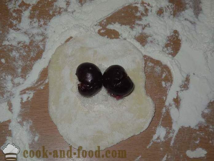 Gnocchi Soffici con una ciliegia su siero o kefir - una ricetta come cucinare gnocchi con ciliegie, passo dopo passo con le foto