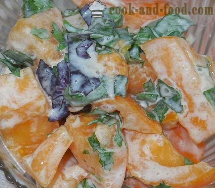 Un'insalata semplice e gustosa di pomodori freschi con panna acida, aglio e basilico - Come cucinare insalata di pomodori - ricetta con le foto - passo dopo passo