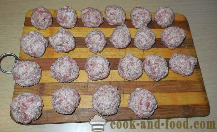 Minestra con le polpette di carne macinata e semole - come cucinare la zuppa e polpette - un passo per passo ricetta foto