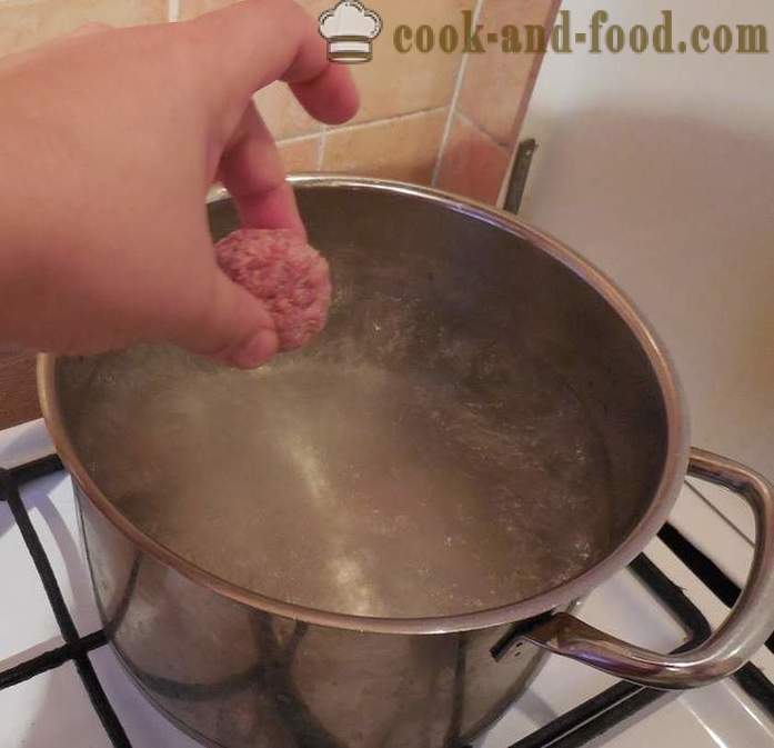 Minestra con le polpette di carne macinata e semole - come cucinare la zuppa e polpette - un passo per passo ricetta foto