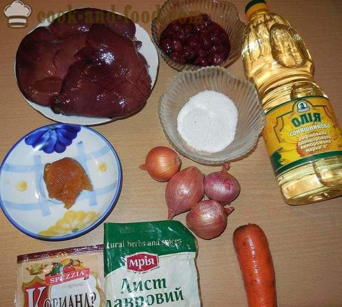 Fegato di maiale delizioso e morbido in umido in salsa di miele con le ciliege e spezie - un passo insolito per ricetta passo foto