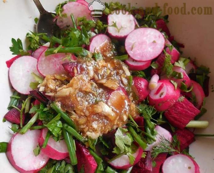 Ravanelli marinati con bietole e cipolla verde - gustosa insalata di radicchio - la ricetta con una foto
