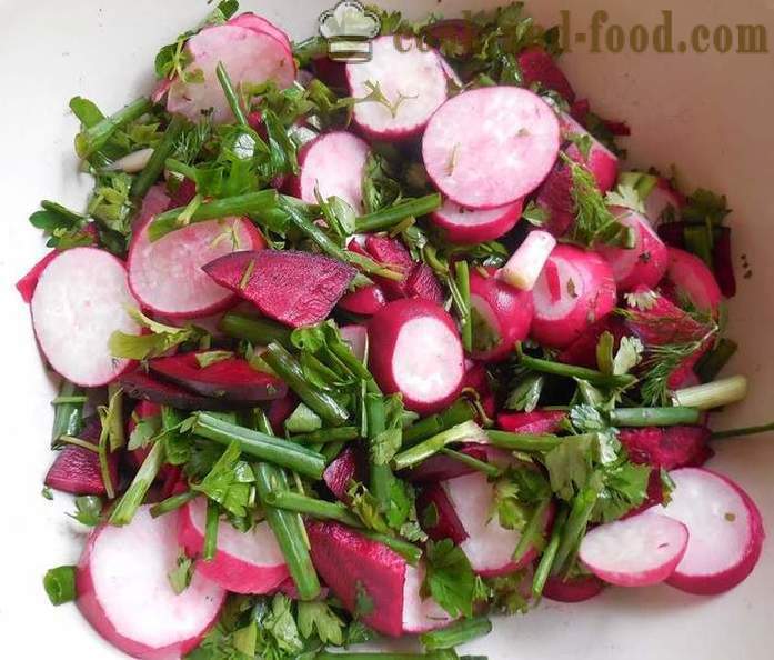 Ravanelli marinati con bietole e cipolla verde - gustosa insalata di radicchio - la ricetta con una foto