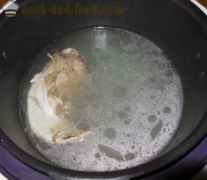 Zuppa di crauti in multivarka - come cucinare la zuppa acida con lingua e condita con aglio e pancetta, un passo per passo la ricetta con le foto.