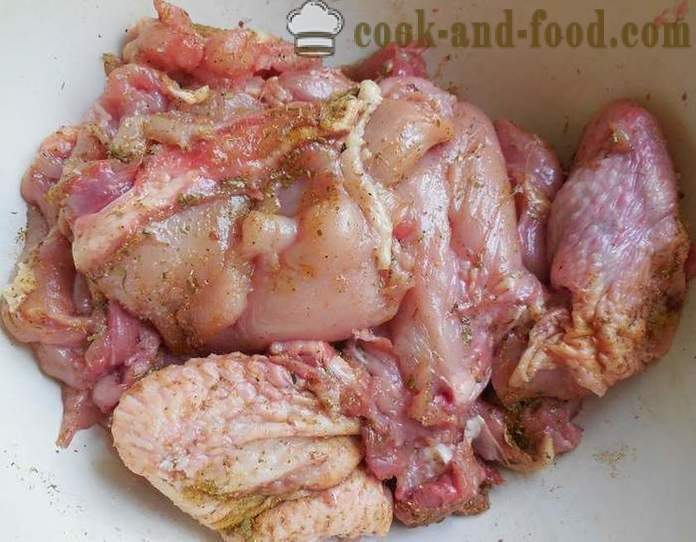 Pollo barbecue sulla griglia - deliziosi e succulenti spiedini di pollo in salsa di pomodoro - un passo per passo ricetta foto