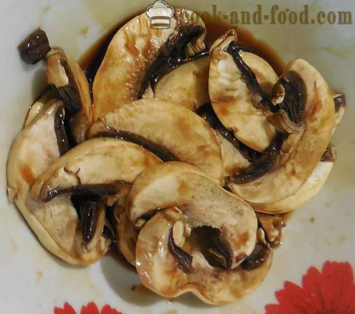 Panini caldi squisiti con funghi funghi - ricetta per panini caldi al forno - con foto