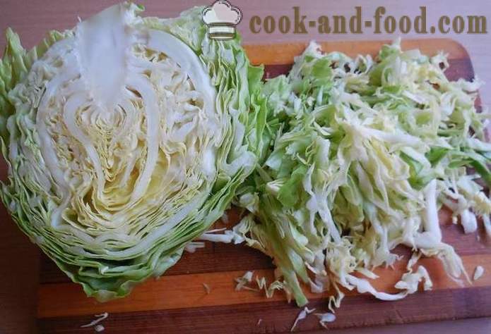 Facile e deliziosa insalata primavera del cavolo, ravanello e cetrioli senza maionese - come fare un insalata di primavera con un passo per passo ricetta foto