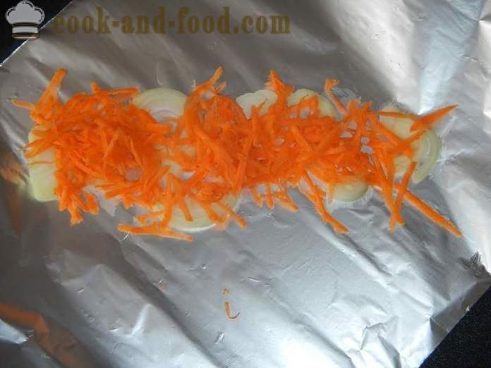 Pollack delizioso al forno con cipolle e carote - come cucinare Pollack nel forno - un passo per passo ricetta foto