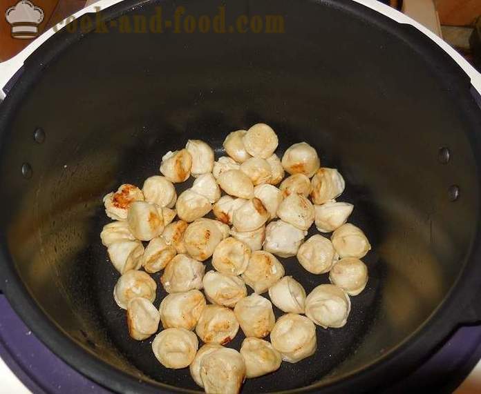 Gnocchi in multivarka in umido in salsa di panna acida e pomodoro - come cucinare gnocchi in multivarka - una ricetta semplice con una foto