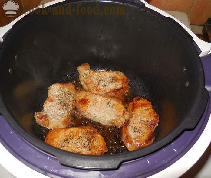 Bistecca di maiale con cipolla Juicy - come cucinare una bistecca deliziosa in multivarka - un passo per passo ricetta foto